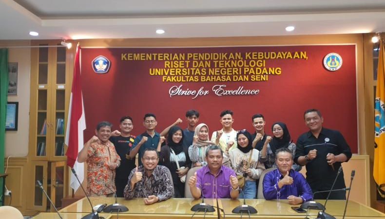 Dekan FBS Melepas Atlet Senam Mahasiswa DEPARTEMEN Sendratasik untuk Mengikuti FORNAS di Palembang