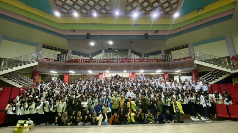 Pelaksanaan Pengenalan Kehidupan Kampus Mahasiswa Baru (PKKMB) Angkatan 2022 di FBS Universitas Negeri Padang