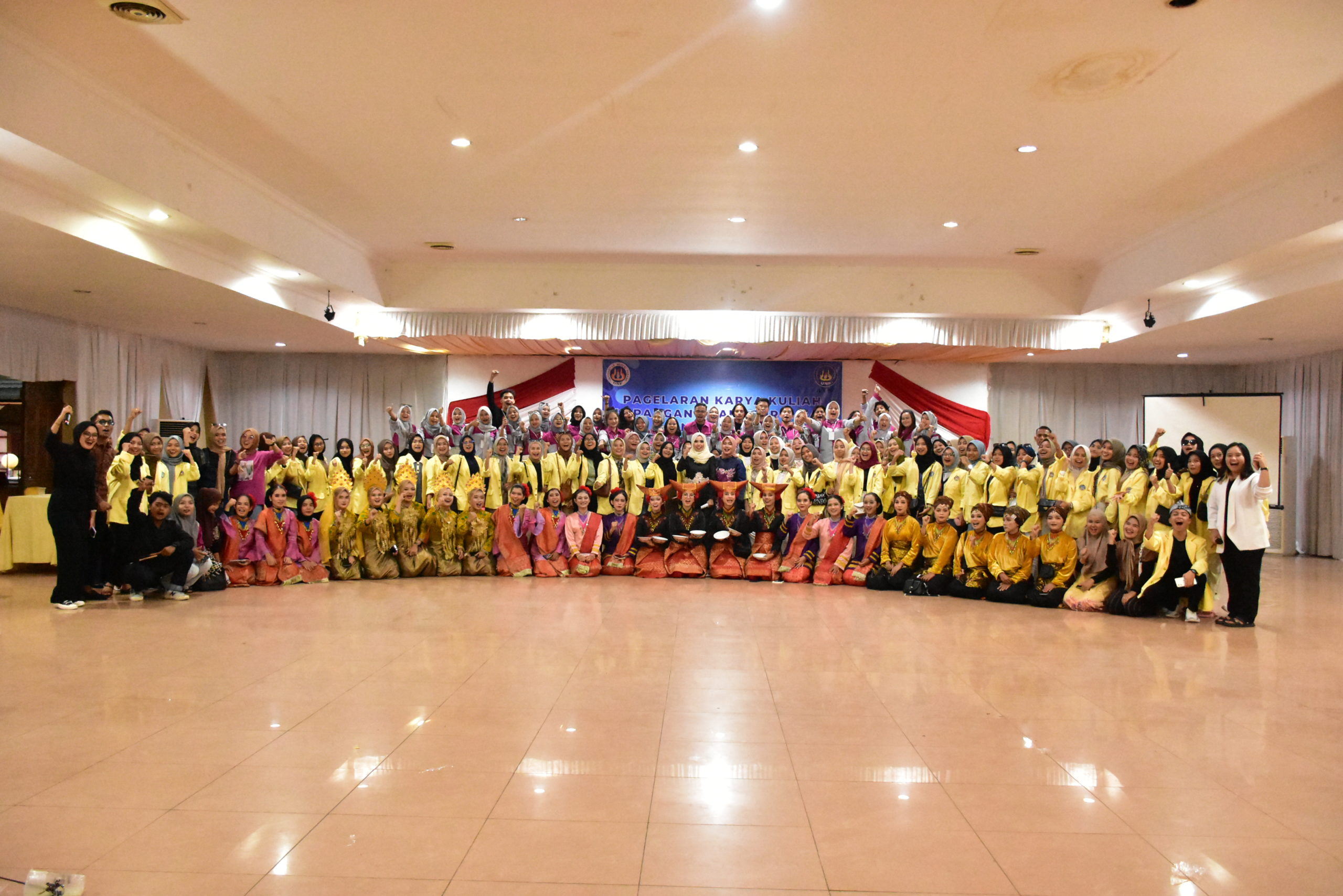 PAGELARAN KARYA KULIAH LAPANGAN DRAMATURGI DAN MANAJEMEN SENI PERTUNJUKAN DEP.SENDRATASIK DI BENGKULU SUKSES