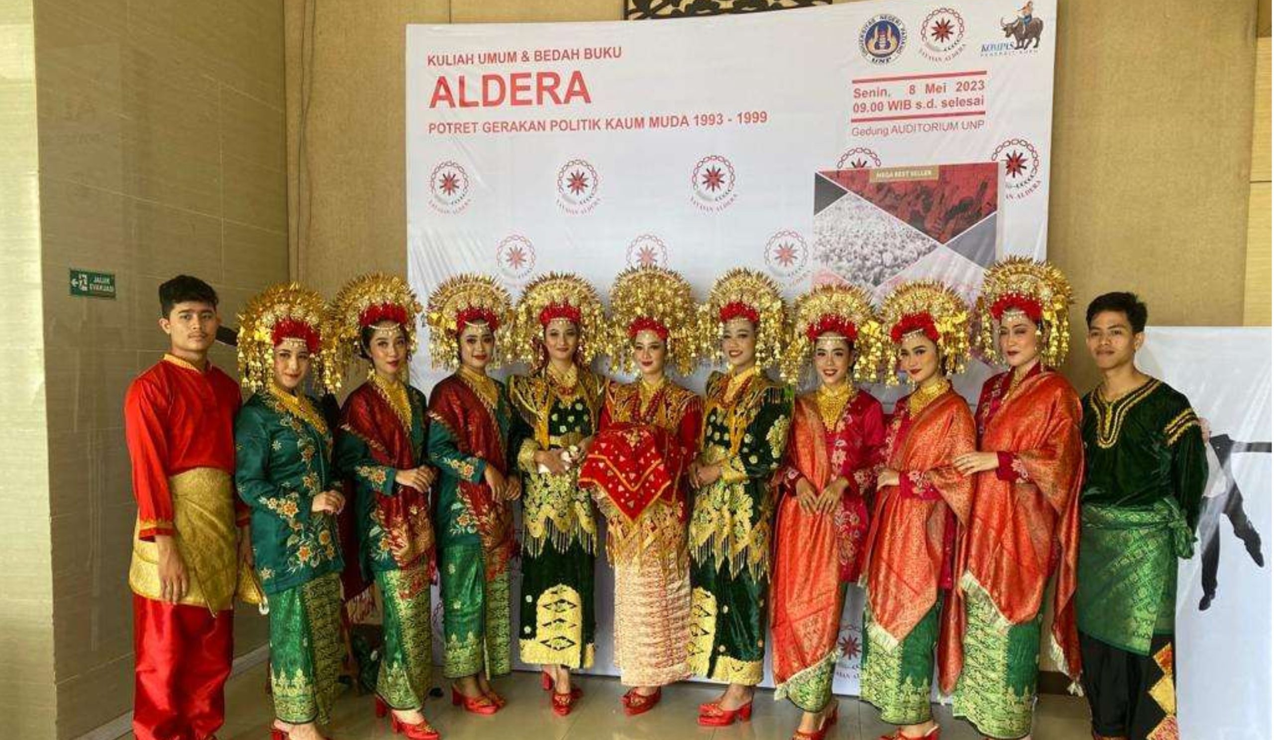 Departemen Sendratasik Menyuguhkan Tari Galombang Dan Tari Payuang Pada Kegiatan Bedah Buku “Aldera” Di Auditorium UNP