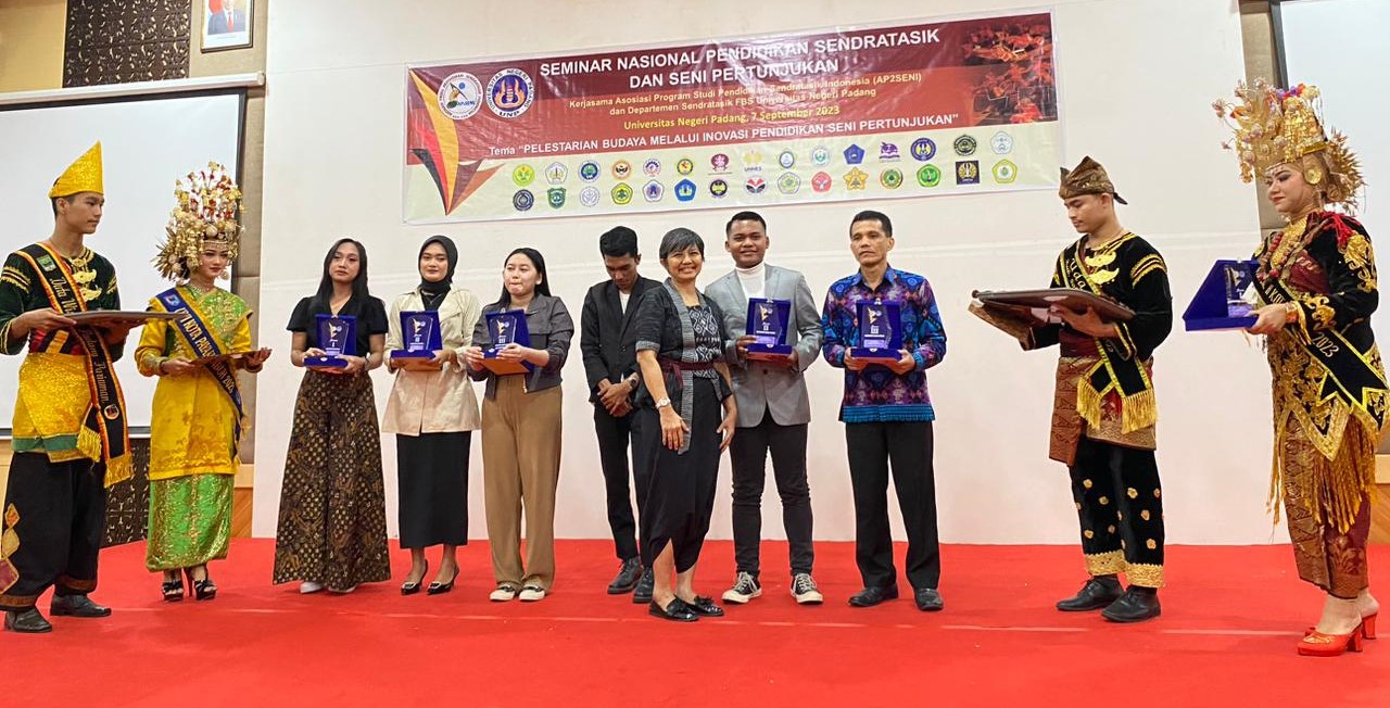 PENGUMUMAN PEMENANG LOMBA SENI MAHASISWA TINGKAT NASIONAL DALAM RANGKA KONGRES V AP2SENI DI UNIVERSITAS NEGERI PADANG