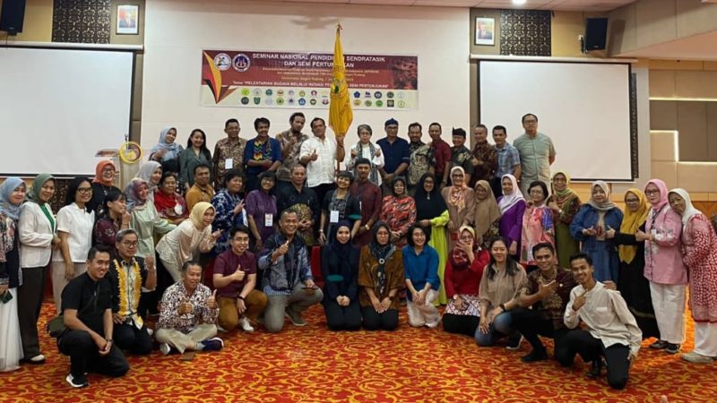 Kongres V AP2SENI telah sukses mengumpulkan para pengurus AP2SENI pusat dan anggota AP2SENI dari berbagai universitas di seluruh Indonesia