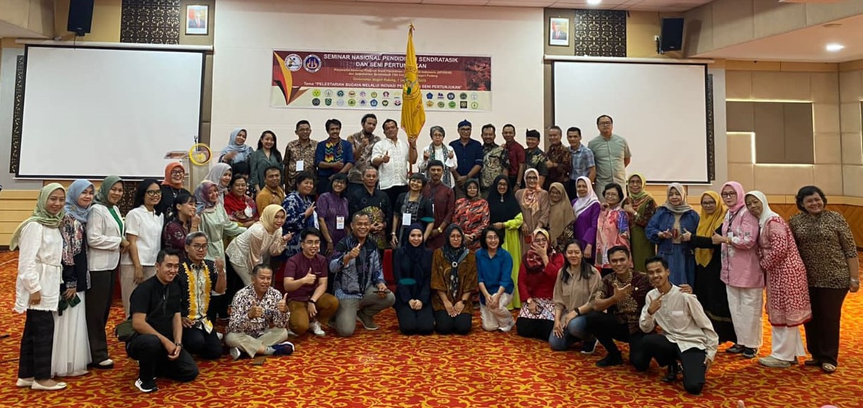 Kongres V AP2SENI telah sukses mengumpulkan para pengurus AP2SENI pusat dan anggota AP2SENI dari berbagai universitas di seluruh Indonesia