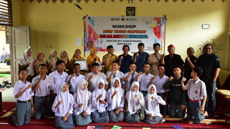 WORKSHOP MUSIK TRADISI SAMPELONG DALAM BENTUK ENSAMBEL DI SMA N 1 KECAMATAN PAYAKUMBUH