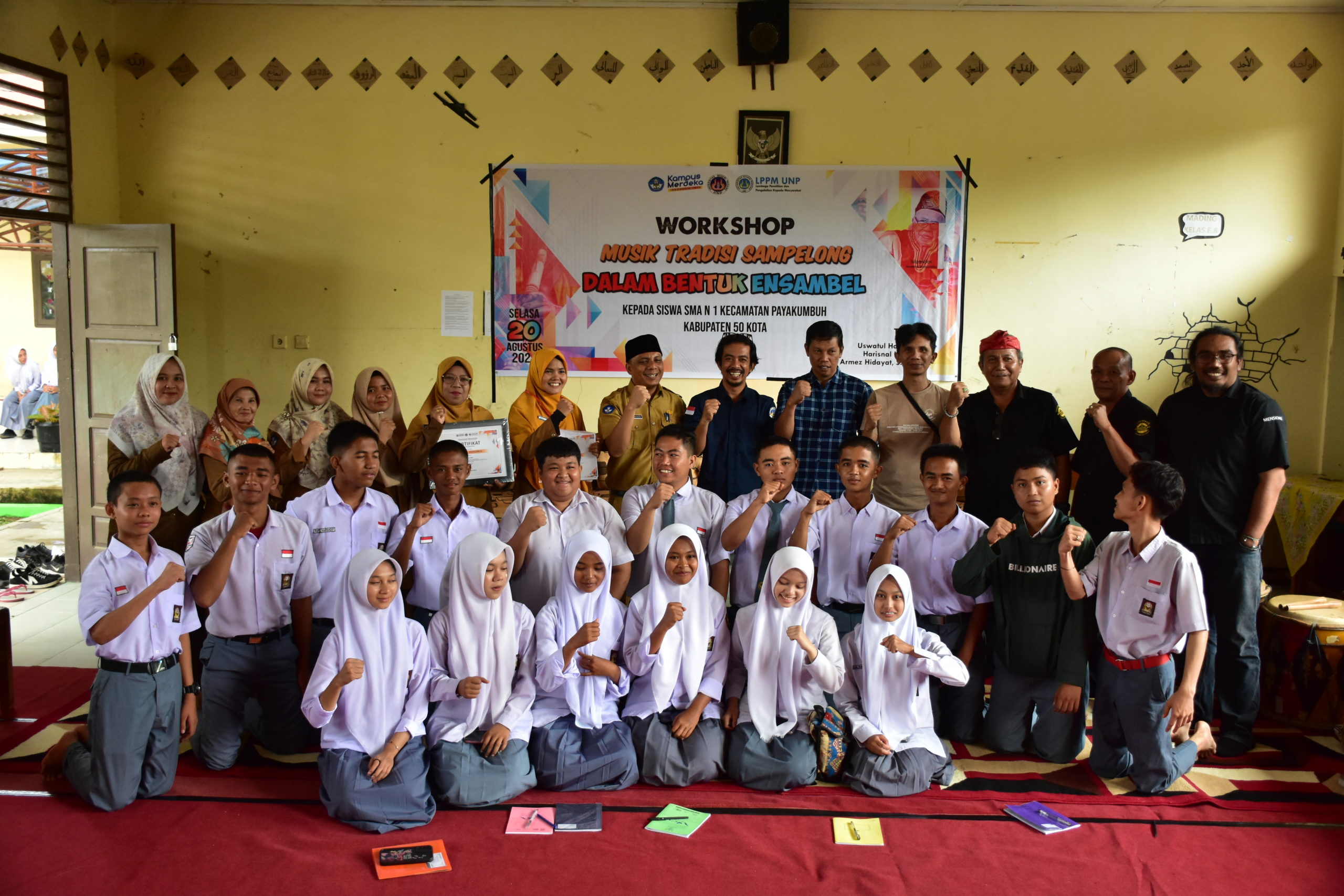 WORKSHOP MUSIK TRADISI SAMPELONG DALAM BENTUK ENSAMBEL DI SMA N 1 KECAMATAN PAYAKUMBUH