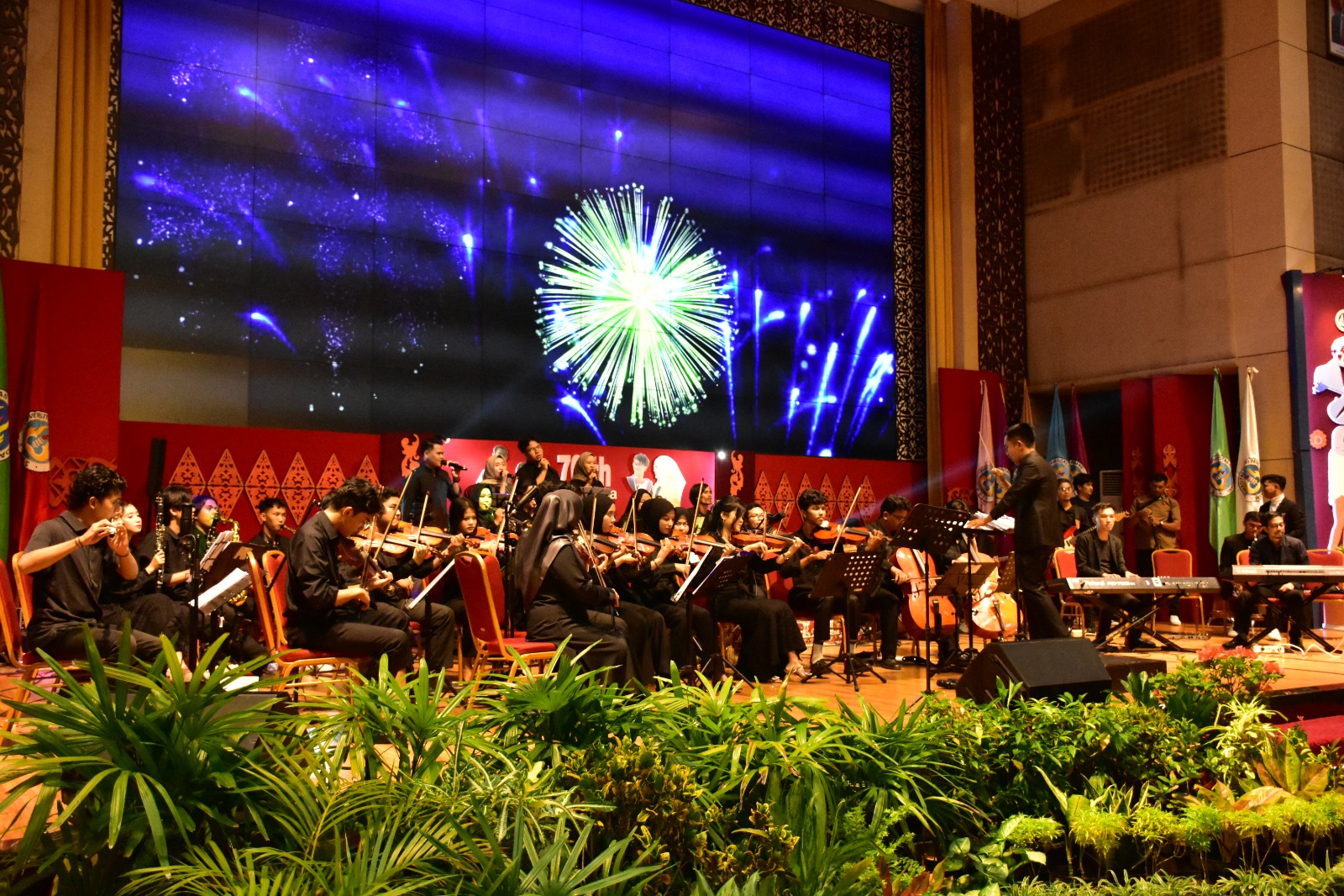 SENDRATASIK CHAMBER ORCHESTRA (SCO) DI MALAM PENUTUPAN DIES NATALIS KE 70 UNP