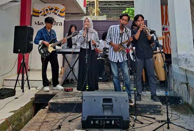 SENDMUS FEST 22: Panggung Ekspresi Mahasiswa Sendratasik Angkatan 2022 Tampilkan Aksi Enerjik dalam Sajian Band