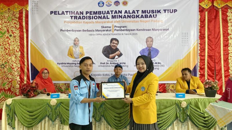 Pelatihan Pembuatan Alat Musik Tiup Tradisional Minangkabau oleh Departemen Sendratasik Sukses Bersama Karang Taruna Kapalo Koto